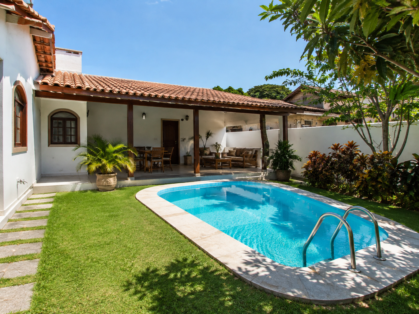 Casa com piscina e quintal no Peró
